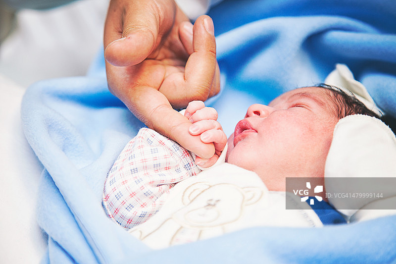 新生婴儿抱着图片素材