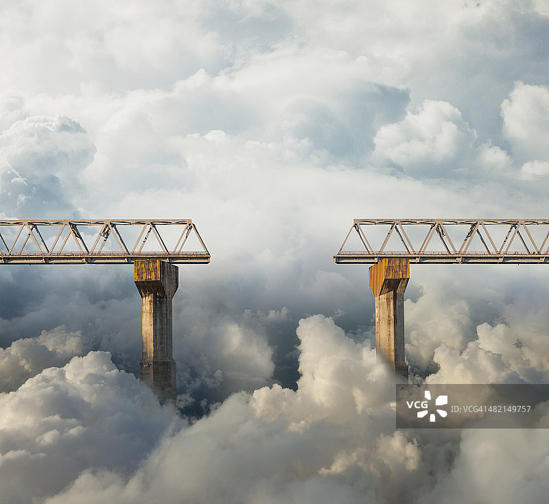 云环绕着桥的缝隙图片素材