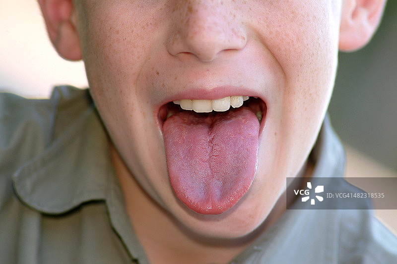 小男孩伸出舌头图片素材