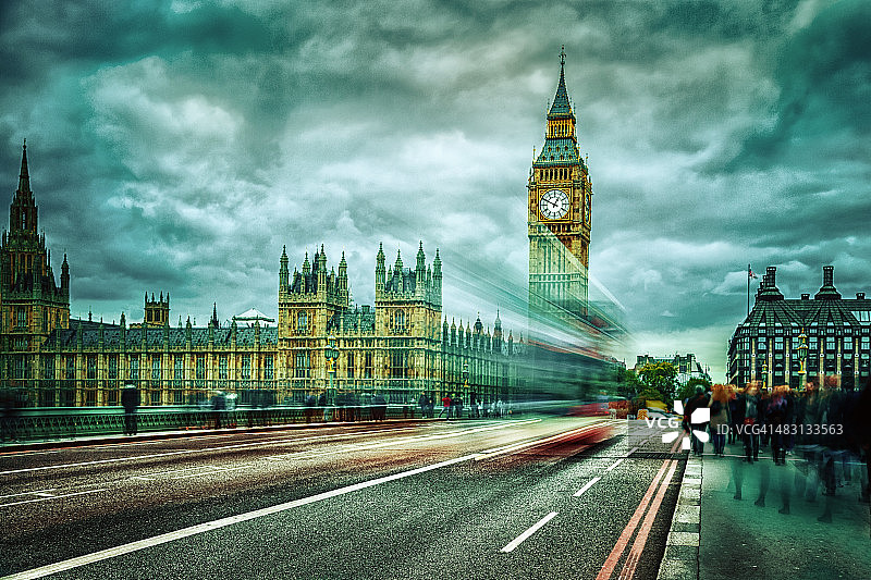 伦敦大本钟和威斯敏斯特桥上的交通图片素材