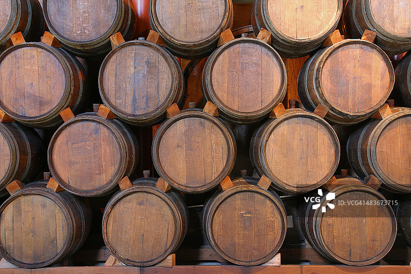 加州纳帕谷酒庄酒窖中的橡木酒桶图片素材