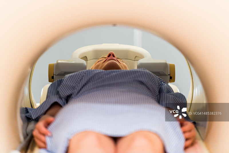 接受核磁共振扫描的病人的特写。图片素材