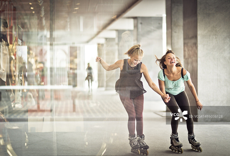 女孩们穿着旱冰鞋玩得很开心图片素材