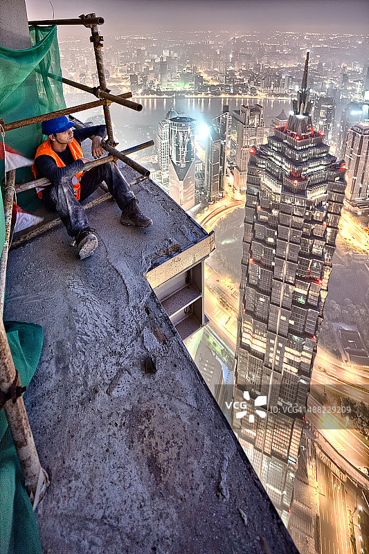 中国摩天大楼的工人图片素材