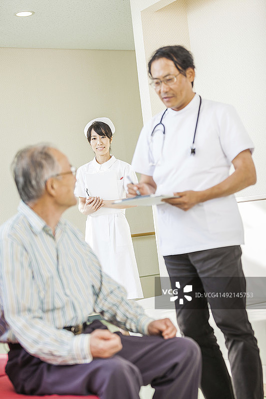 日本护士，医生和病人在候诊室讨论图片素材