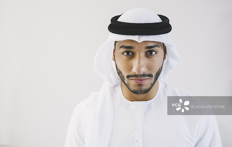 坚定的阿拉伯青年男子肖像图片素材