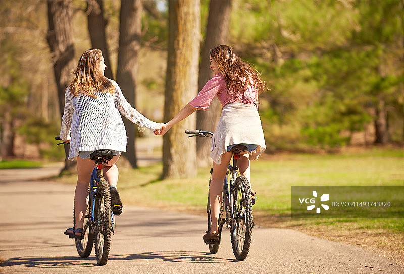骑自行车的姐妹图片素材