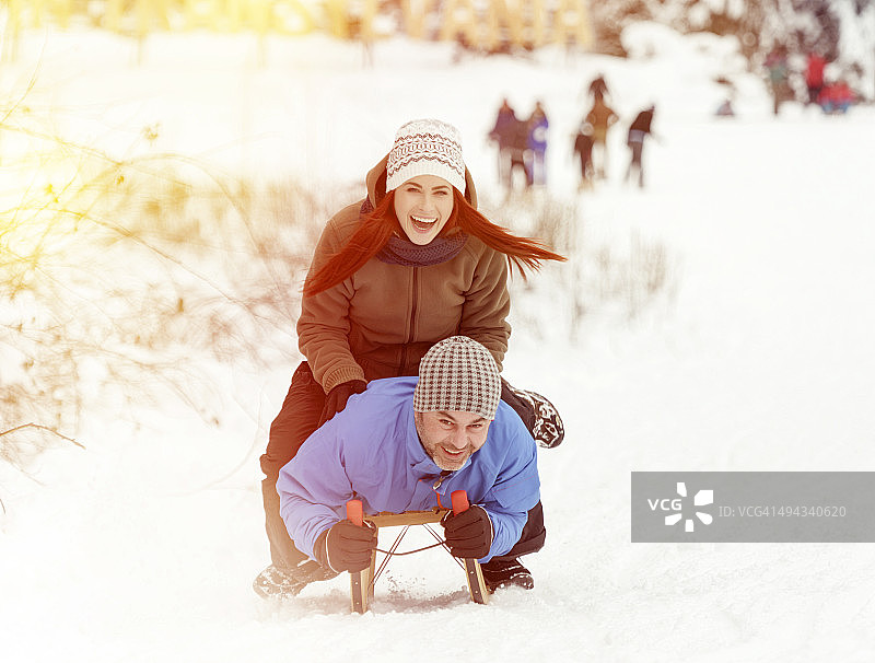 在冬天的时候玩雪橇图片素材