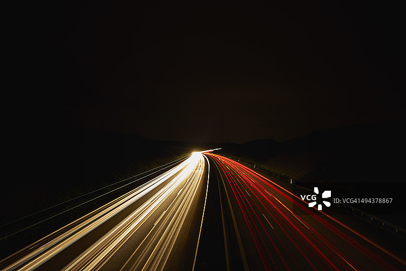 德国，夜间高速公路上红白相间的灯光，长时间暴露图片素材