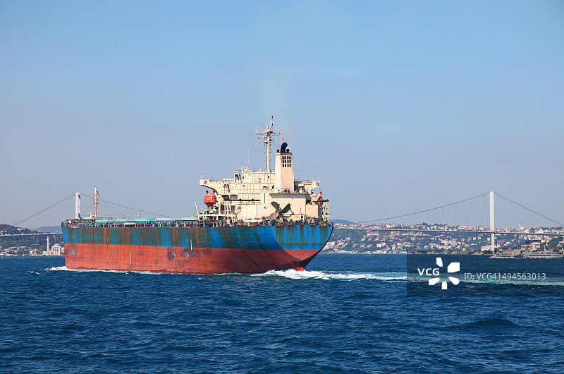 博斯普鲁斯海的油轮图片素材