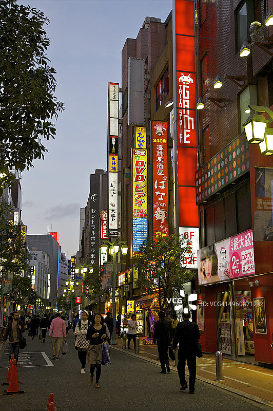 黄昏时分东京街道上五颜六色的标志图片素材