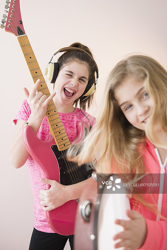 摇滚乐队里的年轻女孩图片素材