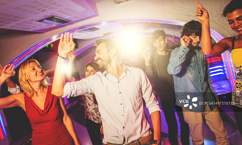 人们快乐地在迪斯科俱乐部跳舞图片素材