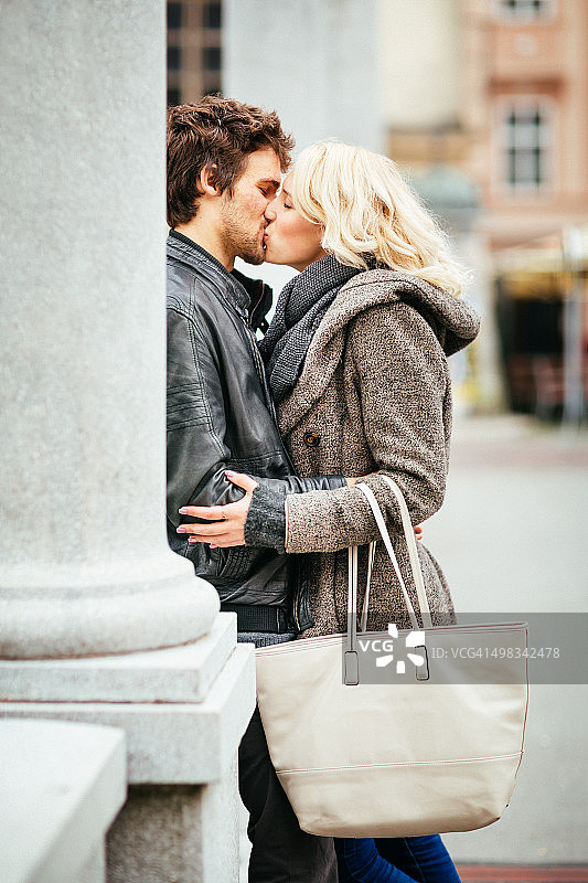 幸福的情侣在热吻图片素材