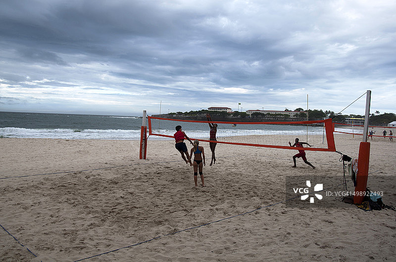 在巴西里约热内卢的伊帕内玛海滩上，年轻人在打沙滩排球图片素材