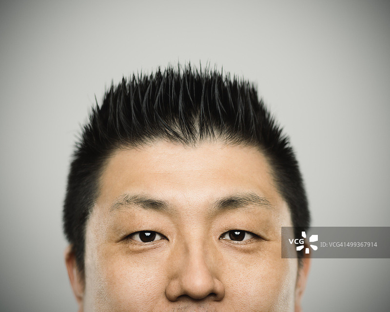 一个年轻的日本男子的肖像与快乐的表情图片素材