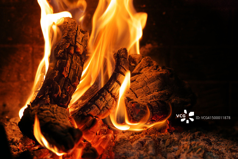 在壁炉中燃烧的木头图片素材