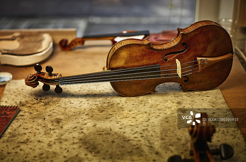 在小提琴制造者的作坊修理乐器图片素材