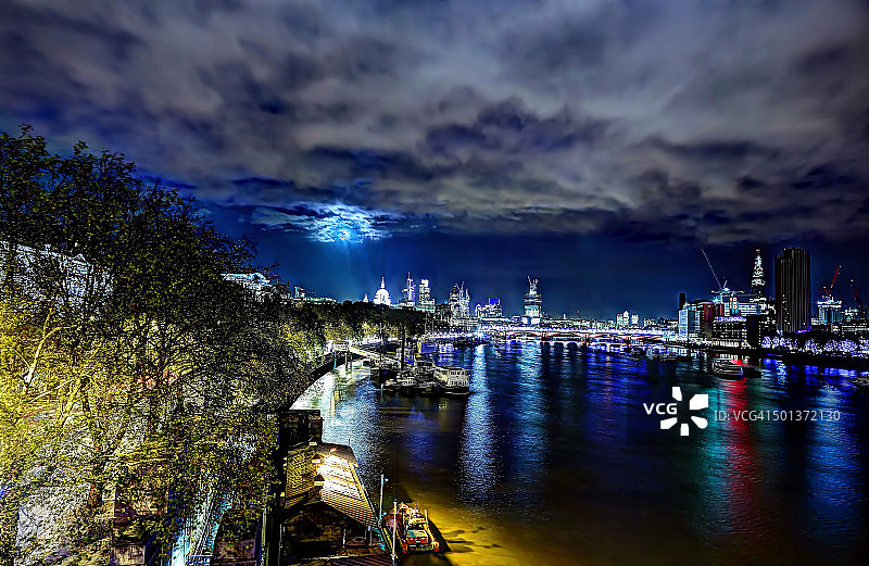 泰晤士河上的伦敦夜景图片素材