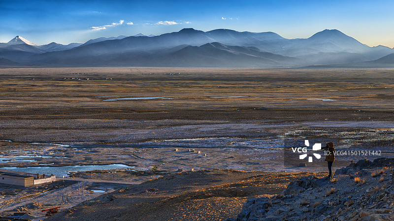 中国西藏珠穆朗玛峰大本营周围的风景图片素材