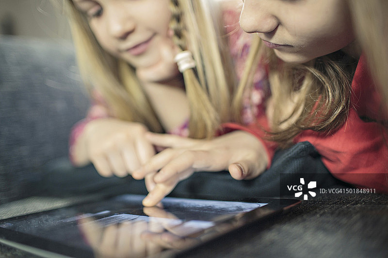 欧洲克罗地亚奥西耶克，两个女孩在用平板电脑图片素材