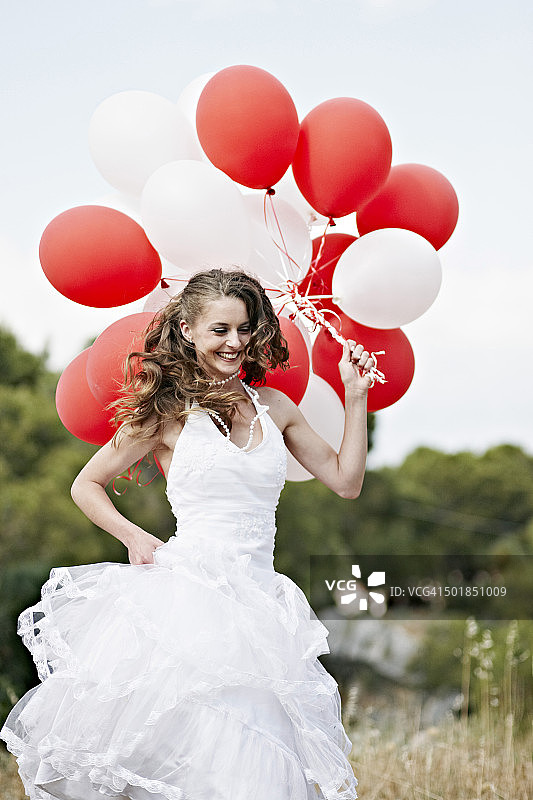 克罗地亚，欧洲，新娘拿着一束气球图片素材