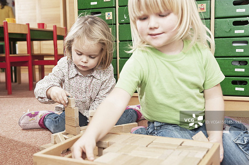 在德国巴伐利亚州Kottgeisering玩积木的孩子们图片素材
