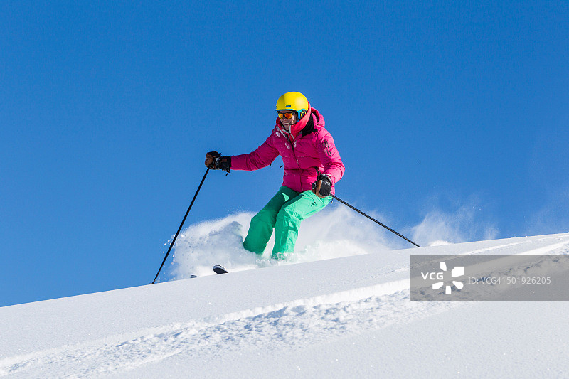 瑞士，格劳布enden, Obersaxen，女滑雪运动员图片素材