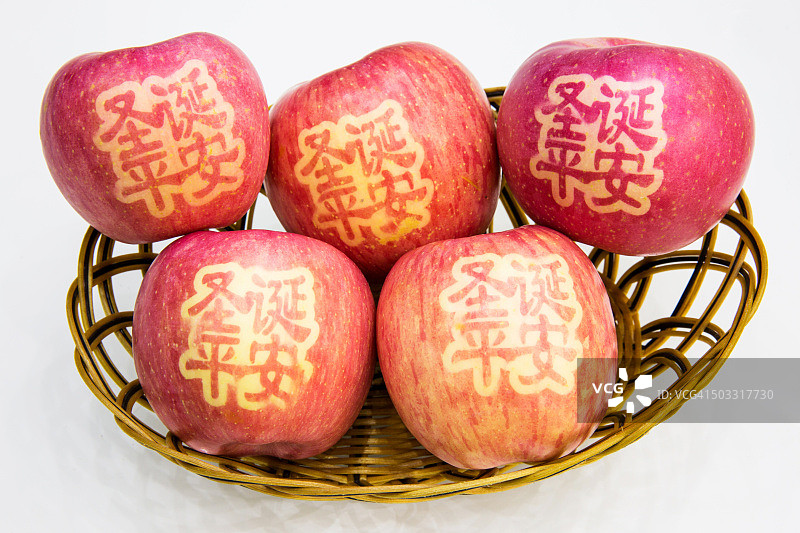 一篮子苹果，上面有汉字，意思是“圣诞快乐”图片素材