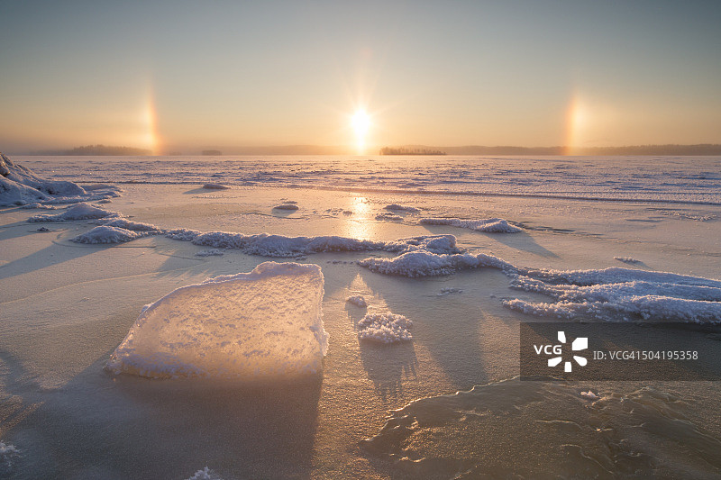 冬天，芬兰坦佩雷的冰湖和光晕。图片素材