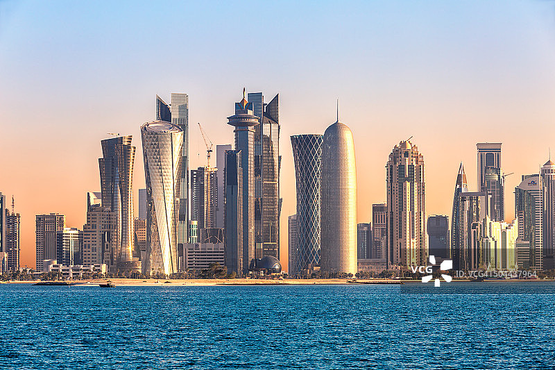 多哈的地平线和港口日落，卡塔尔，中东图片素材