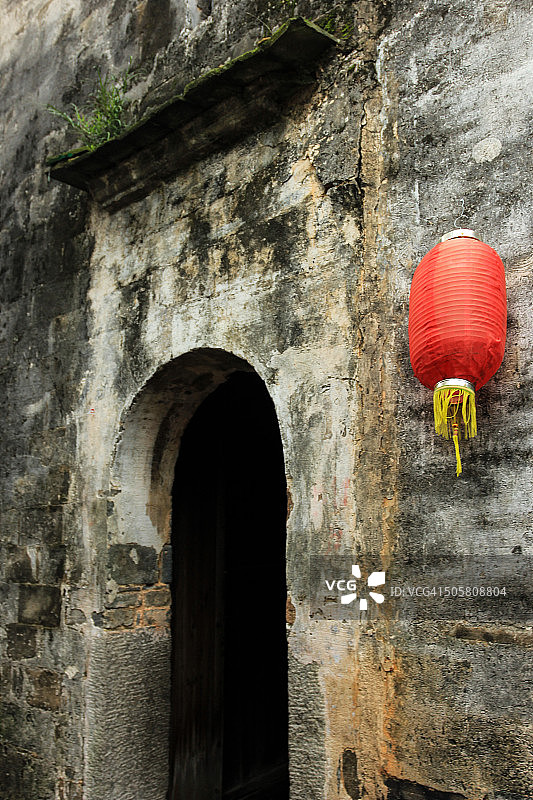 中国安徽省宏村古村落，门上挂着灯笼图片素材