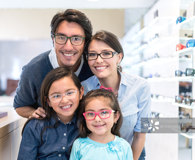 家人在眼镜店买眼镜图片素材
