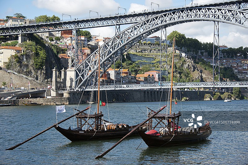 葡萄牙波尔图杜罗河上的典型船只图片素材