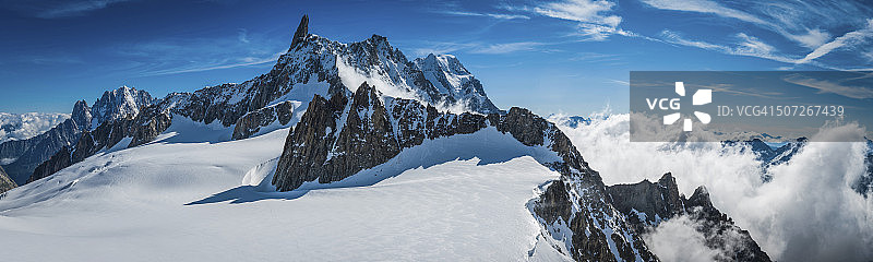 阿尔卑斯山脉嶙峋的山峰，挺拔洁白的雪山，高耸入云图片素材