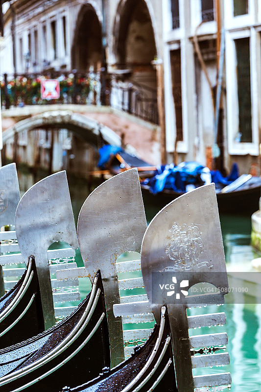 意大利威尼托威尼斯。一排排的贡多拉停泊着图片素材
