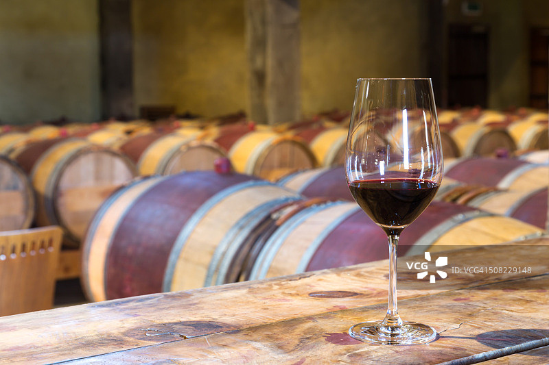 新西兰酒庄酒窖里的一杯红酒图片素材