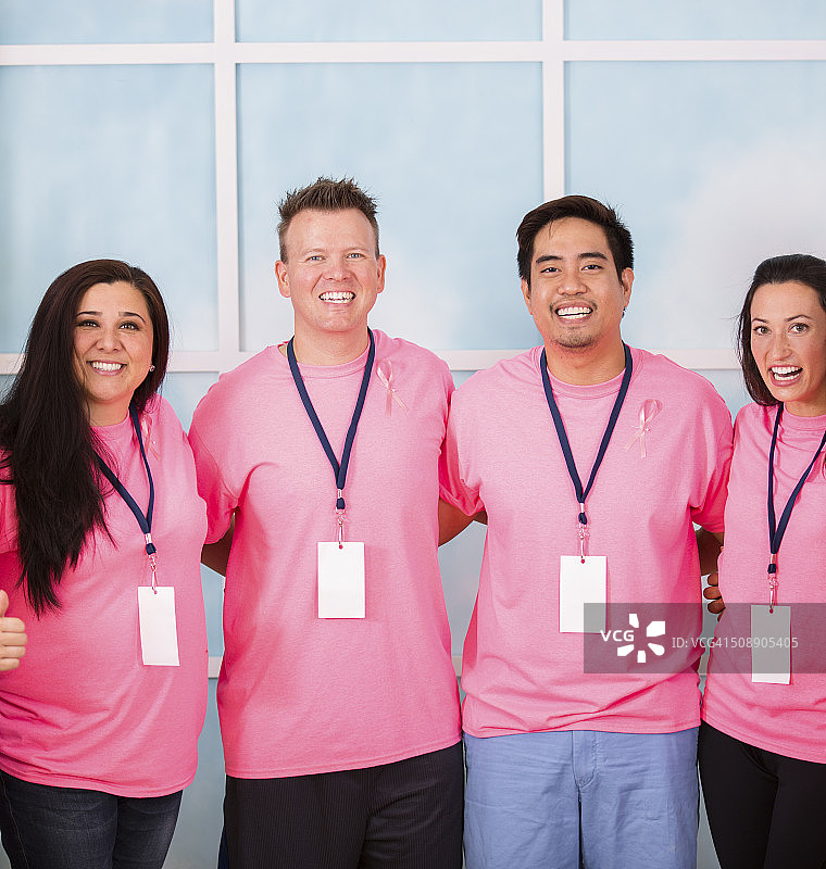 乳腺癌意识志愿者表现出团结、协作。图片素材