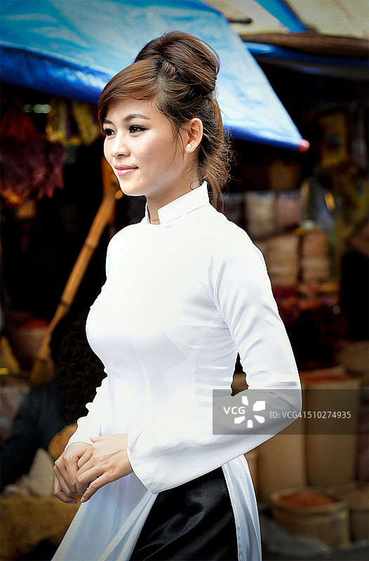 穿着传统长袍的越南女子图片素材