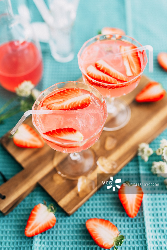 粉红色的夏日鸡尾酒，上面有草莓图片素材