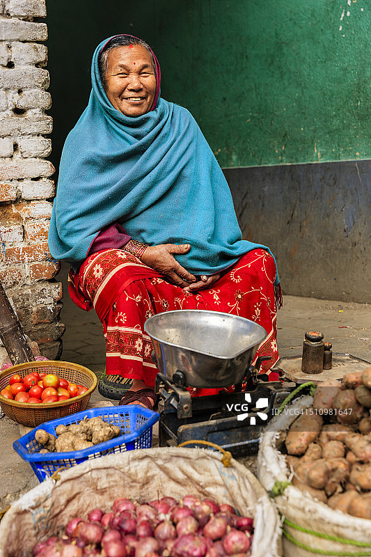 在当地市场上卖蔬菜的尼泊尔妇女图片素材