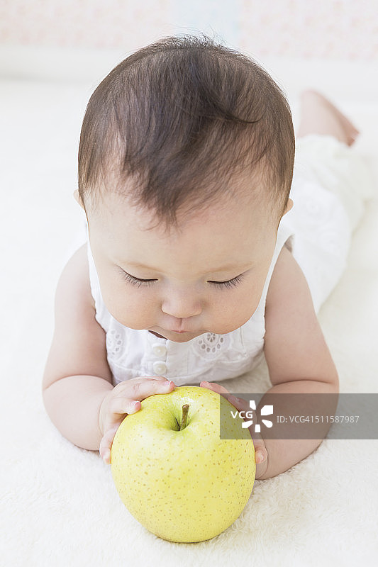 抱青苹果的女孩图片素材