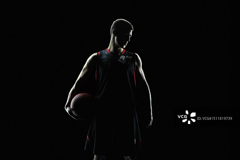 篮球运动员的侧面肖像图片素材