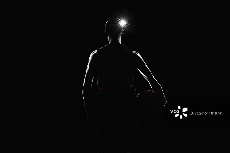 篮球运动员面对灯光的肖像图片素材