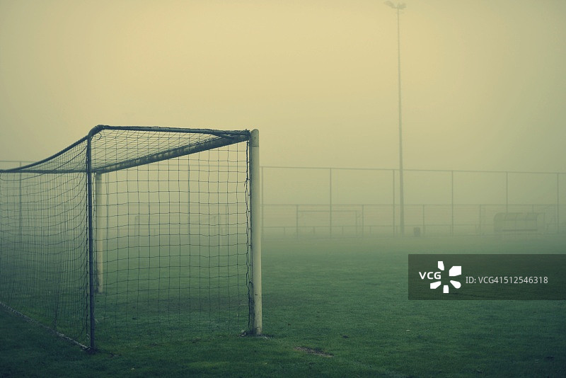 雾蒙蒙的足球场图片素材