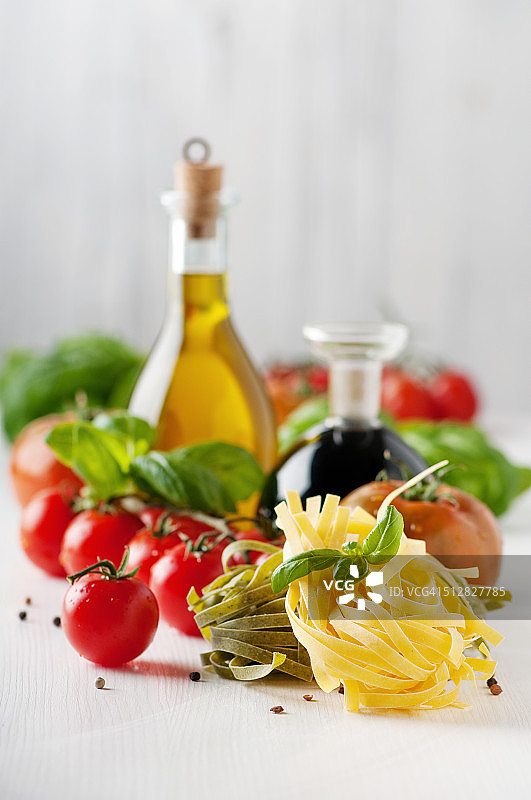 意大利面，番茄，罗勒，油和醋图片素材