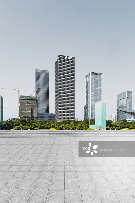 以深圳城市景观为背景的空大理石平台图片素材