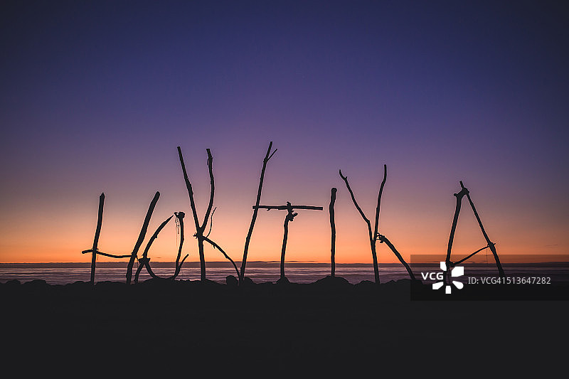 新西兰南岛黄昏的霍基提卡浮木标志图片素材