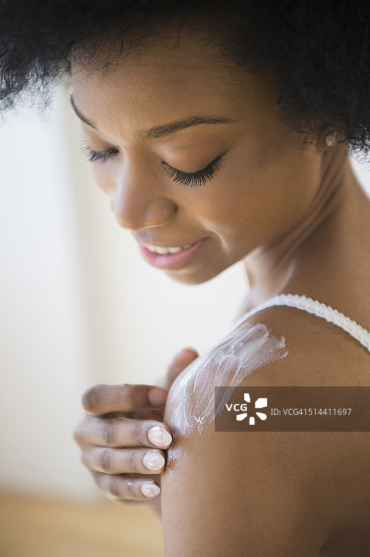 非裔美国女性涂抹保湿霜图片素材