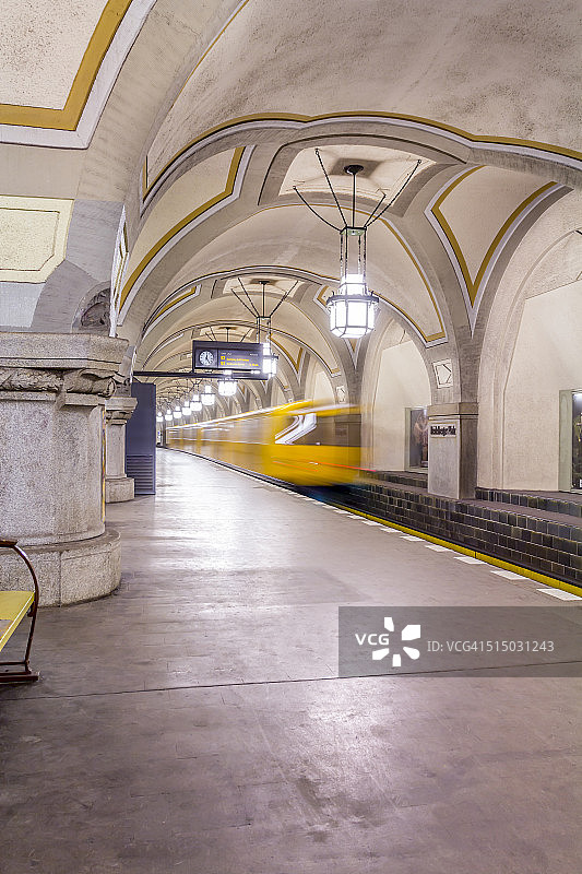 德国，柏林，历史悠久的海德堡广场地铁站与移动的地下列车图片素材